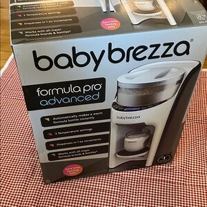 Baby Brezza Formula Pro Advanced in Black and White